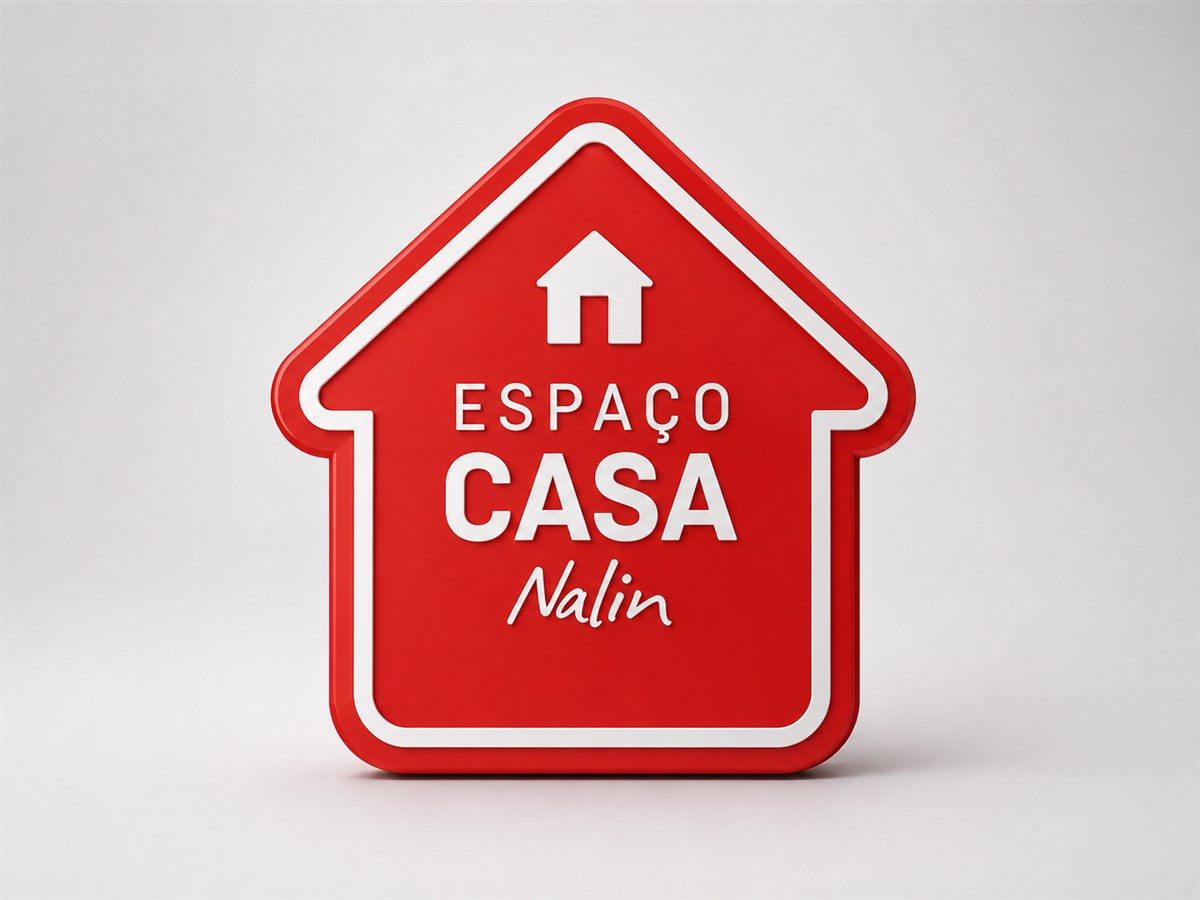 Placa recortada em CNC no formato de casa, produzida pela Alfa Print